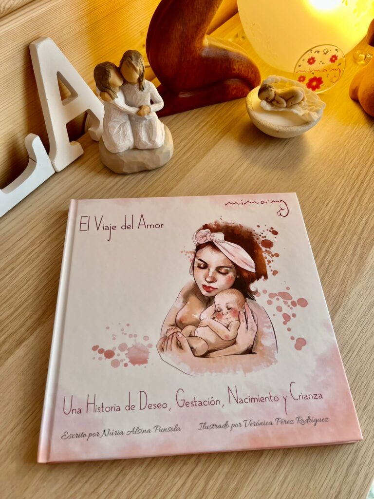 Libro sobre maternidad y paternidad, embarazo, parto y posparto con hermosas ilustraciones de lactancia y porteo creado para las familias